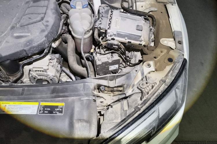 Used Audi A4L 2018 30th Anniversary Edition 40 TFSI Fashion Model Engine Bay Left