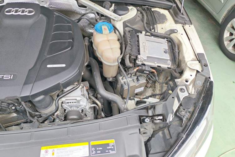 Used Audi A4L 2018 30th Anniversary Edition 40 TFSI Fashion Model Engine Bay Left