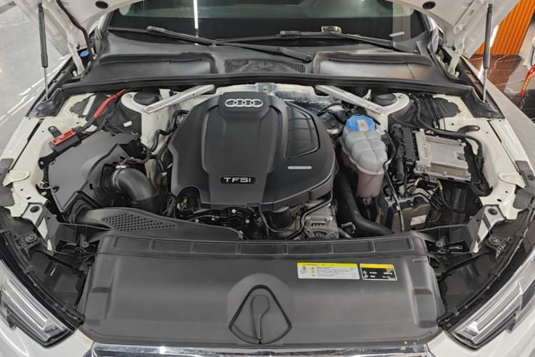 Used Audi A4L 2018 30th Anniversary Edition 40 TFSI Fashion Model Engine Bay