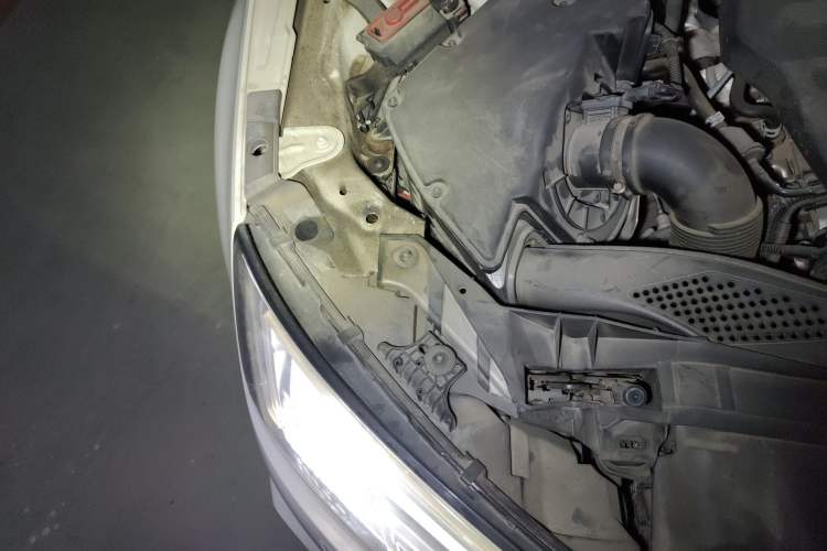 Used Audi A4L 2018 30th Anniversary Edition 40 TFSI Fashion Model Engine Bay Right