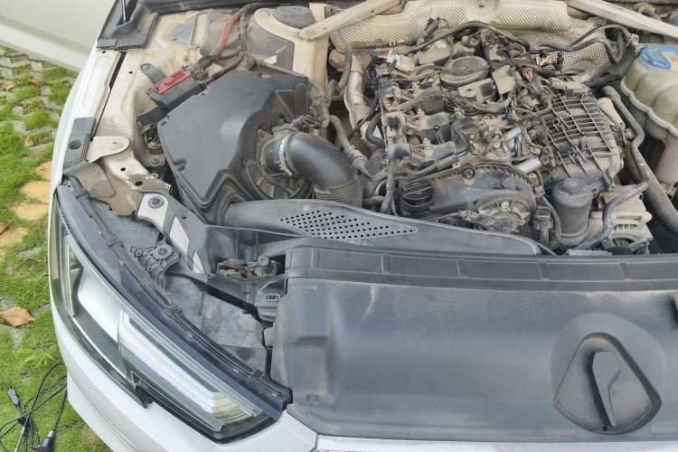 Used Audi A4L 2018 30th Anniversary Edition 40 TFSI Fashion Model Engine Bay Right