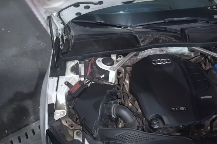 Used Audi A4L 2018 30th Anniversary Edition 40 TFSI Fashion Model Engine Bay Right