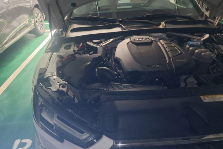 Used Audi A4L 2018 30th Anniversary Edition 40 TFSI Fashion Model Engine Bay Right