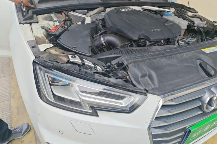 Used Audi A4L 2018 30th Anniversary Edition 40 TFSI Fashion Model Engine Bay Right