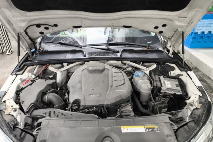 Used Audi A4L  Engine Bay