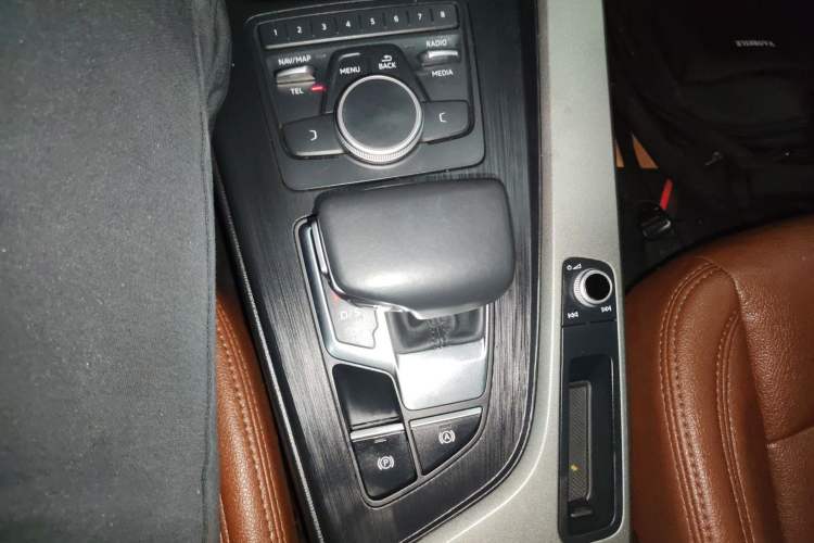 Used Audi A4L 2018 30th Anniversary Edition 40 TFSI Trendy Model Gear Lever