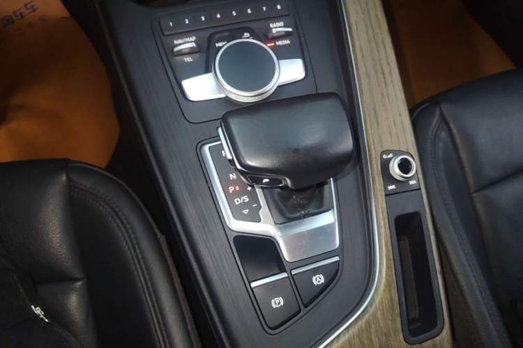 Used Audi A4L 2018 30th Anniversary Edition 40 TFSI Fashion Model Gear Lever