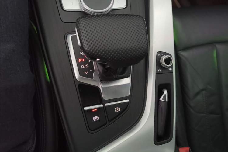 Used Audi A4L 2018 30th Anniversary Edition 40 TFSI Fashion Model Gear Lever