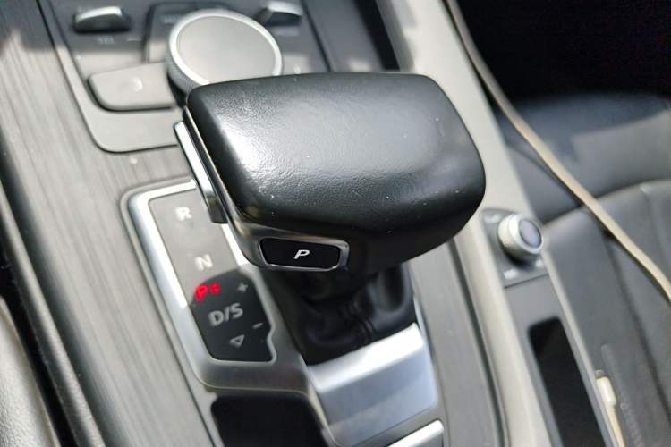 Used Audi A4L 2018 30th Anniversary Edition 40 TFSI Trendy Model Gear Lever