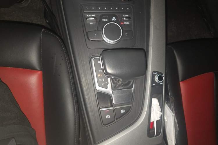 Used Audi A4L 2018 30th Anniversary Edition 40 TFSI Trendy Model Gear Lever
