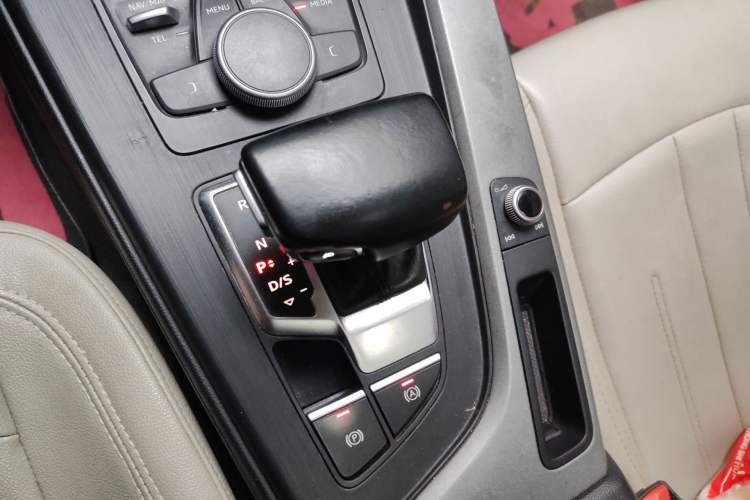 Used Audi A4L 2018 30th Anniversary Edition 40 TFSI Trendy Model Gear Lever