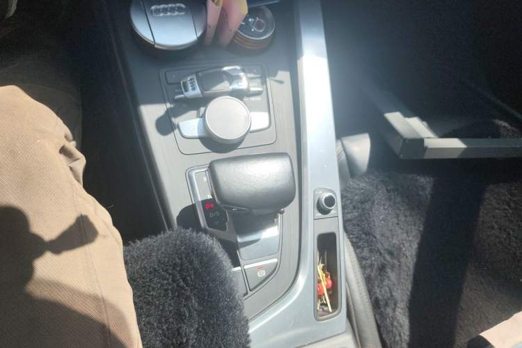 Used Audi A4L 2018 30th Anniversary Edition 40 TFSI Fashion Model Gear Lever