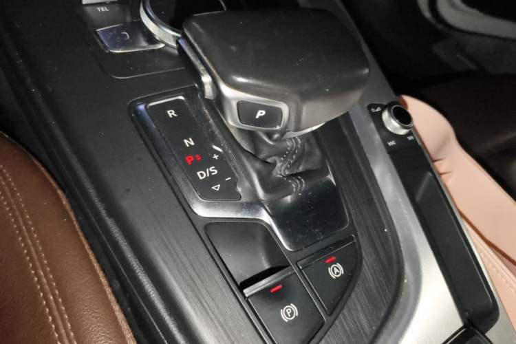 Used Audi A4L 2018 30th Anniversary Edition 40 TFSI Fashion Model Gear Lever