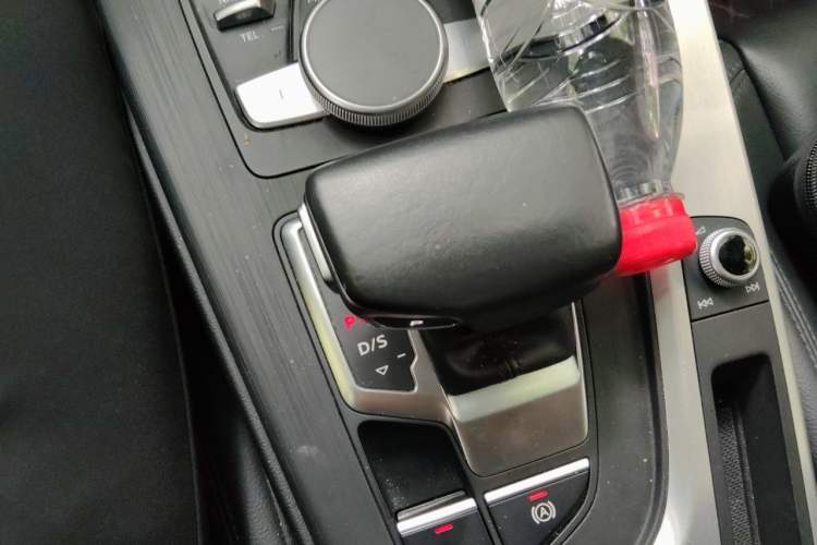 Used Audi A4L 2018 30th Anniversary Edition 40 TFSI Fashion Model Gear Lever
