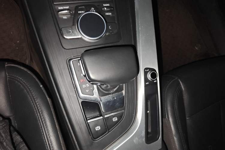 Used Audi A4L 2018 30th Anniversary Edition 40 TFSI Fashion Model Gear Lever