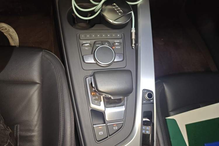 Used Audi A4L 2018 30th Anniversary Edition 40 TFSI Fashion Model Gear Lever