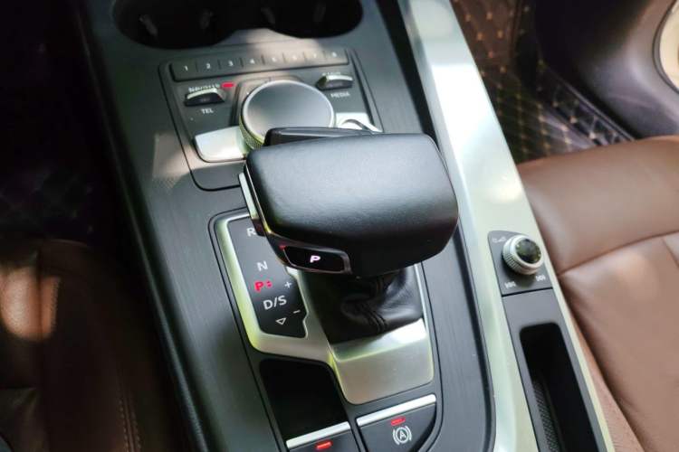 Used Audi A4L 2018 30th Anniversary Edition 40 TFSI Fashion Model Gear Lever