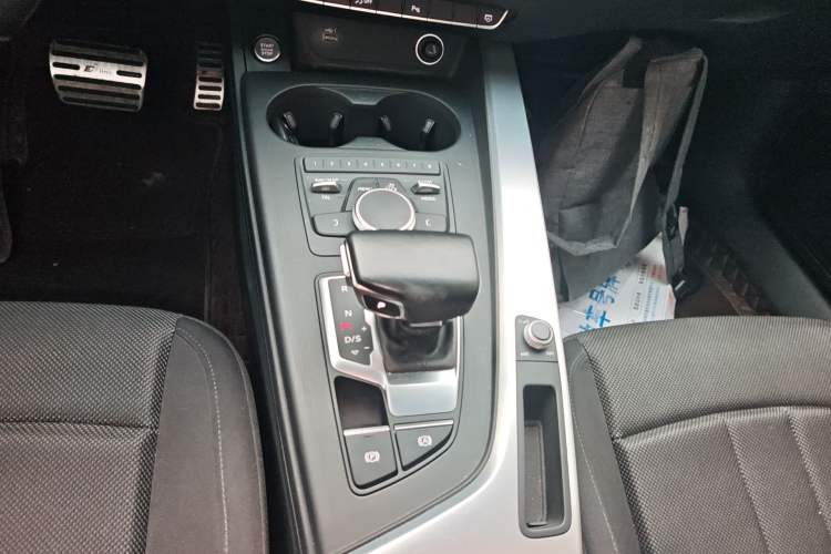 Used Audi A4L 2018 30th Anniversary Edition 40 TFSI Trendy Model Gear Lever