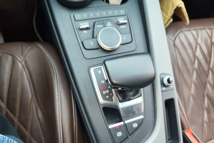 Used Audi A4L 2018 30th Anniversary Edition 40 TFSI Trendy Model Gear Lever