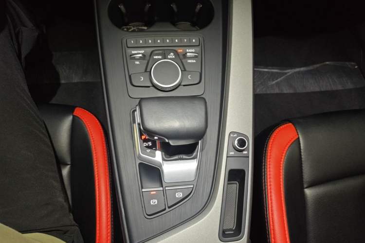 Used Audi A4L 2018 30th Anniversary Edition 40 TFSI Trendy Model Gear Lever