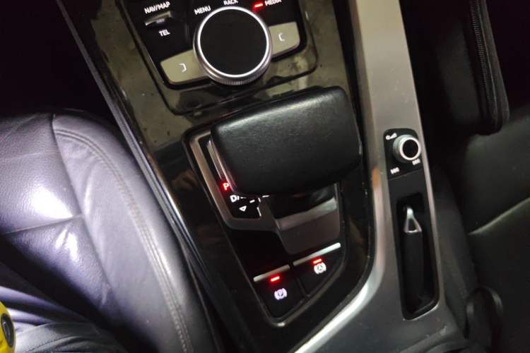 Used Audi A4L 2018 30th Anniversary Edition 40 TFSI Fashion Model Gear Lever