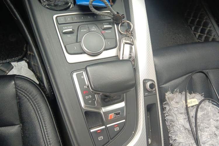 Used Audi A4L 2018 30th Anniversary Edition 40 TFSI Trendy Model Gear Lever