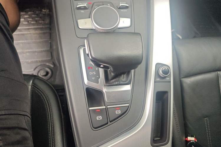 Used Audi A4L 2018 30th Anniversary Edition 40 TFSI Fashion Model Gear Lever