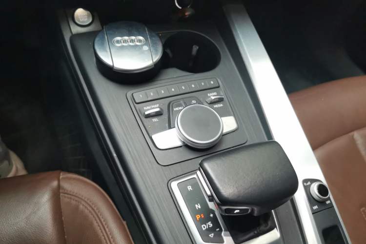 Used Audi A4L 2018 30th Anniversary Edition 40 TFSI Fashion Model Gear Lever
