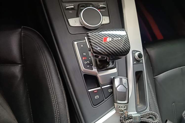 Used Audi A4L 2018 30th Anniversary Edition 40 TFSI Fashion Model Gear Lever