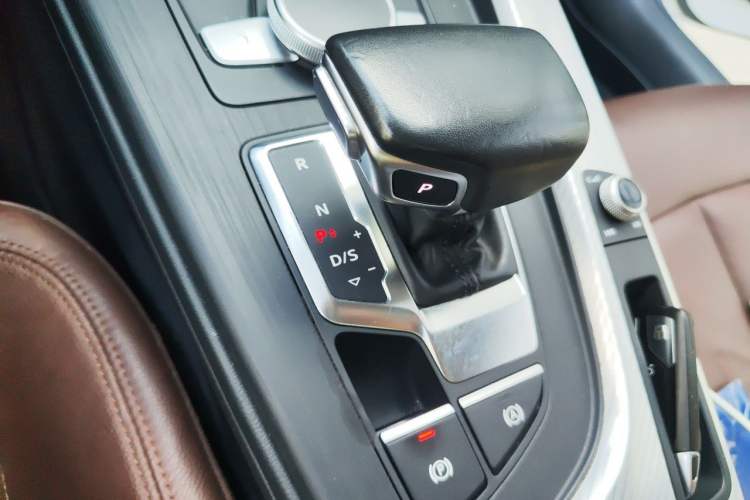Used Audi A4L 2018 30th Anniversary Edition 40 TFSI Fashion Model Gear Lever