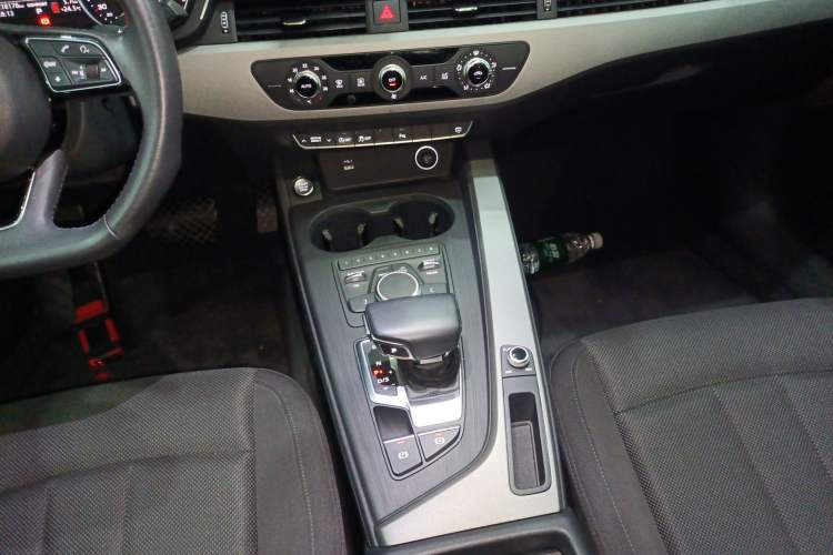 Used Audi A4L 2018 30th Anniversary Edition 40 TFSI Trendy Model Gear Lever