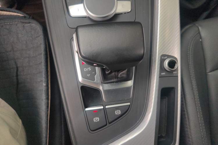 Used Audi A4L 2018 30th Anniversary Edition 40 TFSI Fashion Model Gear Lever