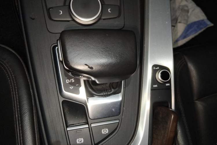 Used Audi A4L 2018 30th Anniversary Edition 45 TFSI quattro Individual Sport Edition Gear Lever