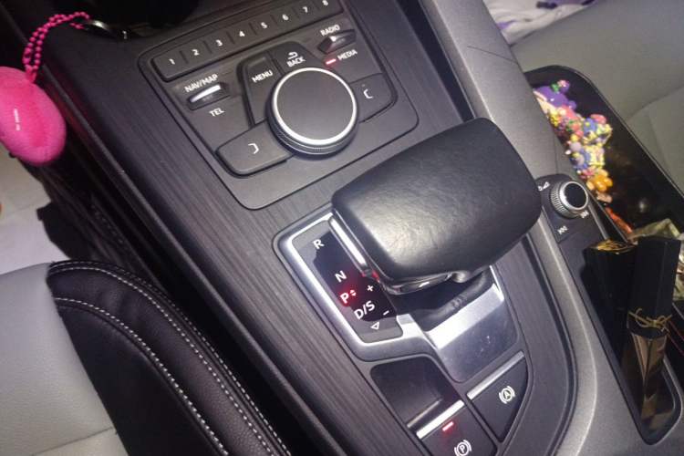 Used Audi A4L 2018 30th Anniversary Edition 40 TFSI Trendy Model Gear Lever