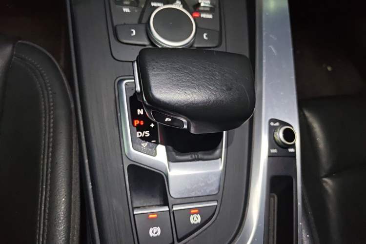 Used Audi A4L 2018 30th Anniversary Edition 45 TFSI quattro Individual Sport Edition Gear Lever