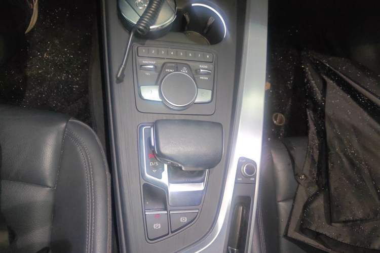 Used Audi A4L 2018 30th Anniversary Edition 40 TFSI Fashion Model Gear Lever