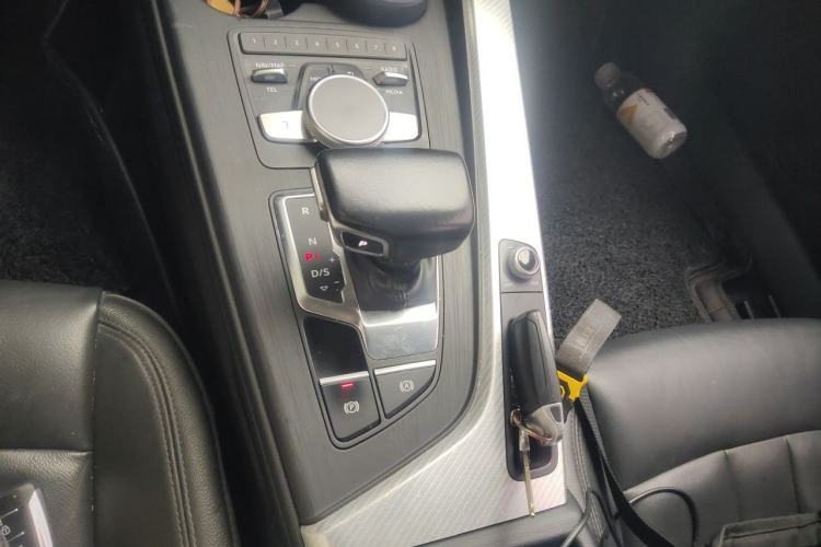 Used Audi A4L 2018 30th Anniversary Edition 40 TFSI Fashion Model Gear Lever