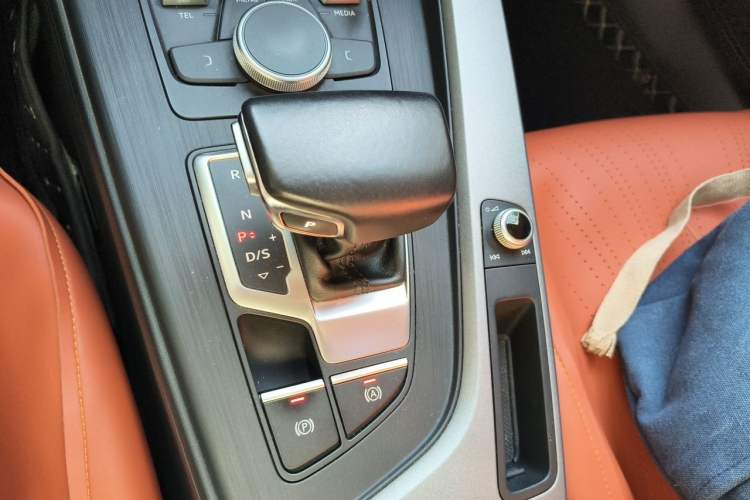 Used Audi A4L 2018 30th Anniversary Edition 40 TFSI Trendy Model Gear Lever