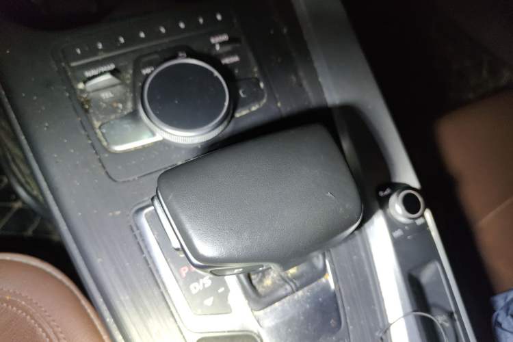 Used Audi A4L 2018 30th Anniversary Edition 40 TFSI Fashion Model Gear Lever