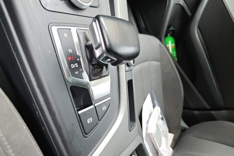 Used Audi A4L 2018 30th Anniversary Edition 40 TFSI Fashion Model Gear Lever