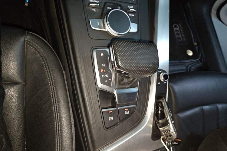 Used Audi A4L 2018 30th Anniversary Edition 40 TFSI Fashion Model Gear Lever