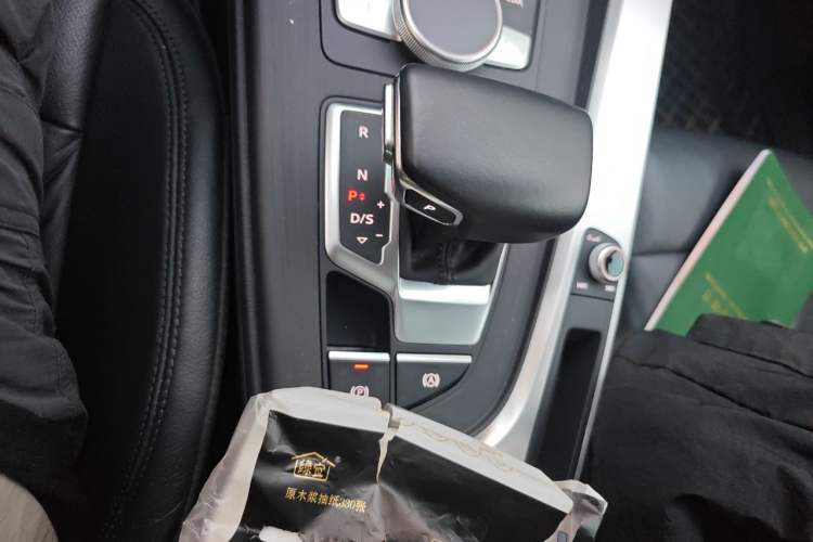 Used Audi A4L 2018 30th Anniversary Edition 40 TFSI Fashion Model Gear Lever
