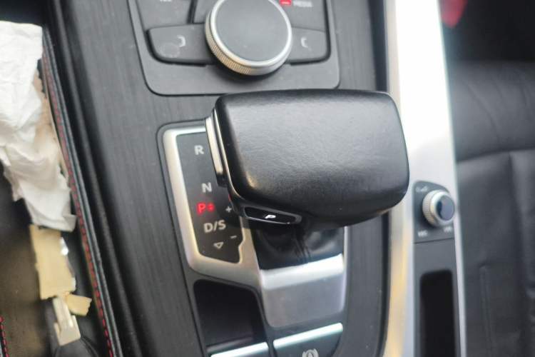 Used Audi A4L 2018 30th Anniversary Edition 45 TFSI quattro Individual Sport Edition Gear Lever