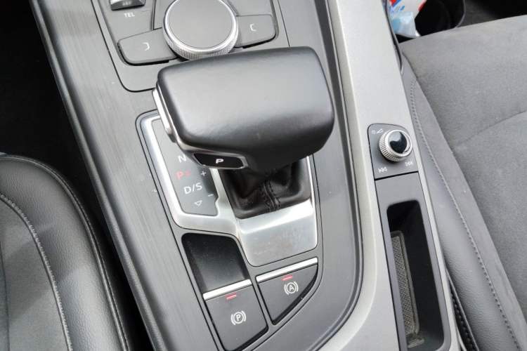 Used Audi A4L 2018 30th Anniversary Edition 40 TFSI Trendy Model Gear Lever