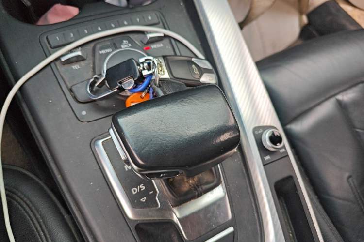 Used Audi A4L 2018 30th Anniversary Edition 40 TFSI Fashion Model Gear Lever