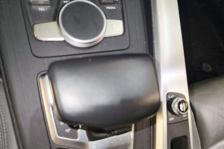 Used Audi A4L 2018 30th Anniversary Edition 40 TFSI Fashion Model Gear Lever