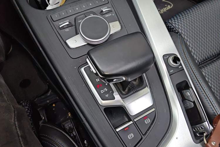 Used Audi A4L 2018 30th Anniversary Edition 40 TFSI Sport Edition Gear Lever