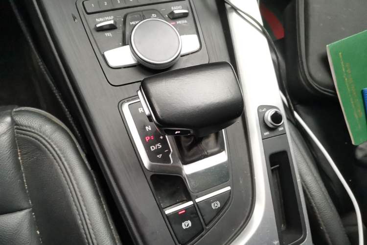 Used Audi A4L 2018 30th Anniversary Edition 40 TFSI Fashion Model Gear Lever