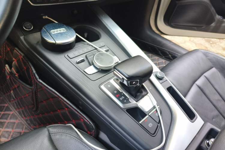 Used Audi A4L 2018 30th Anniversary Edition 40 TFSI Fashion Model Gear Lever