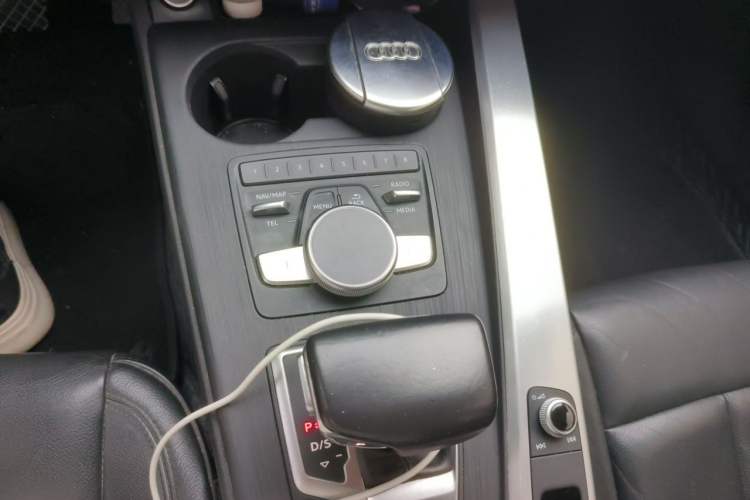 Used Audi A4L 2018 30th Anniversary Edition 40 TFSI Fashion Model Gear Lever